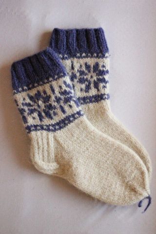 Megztos kojinės su snaigėmis